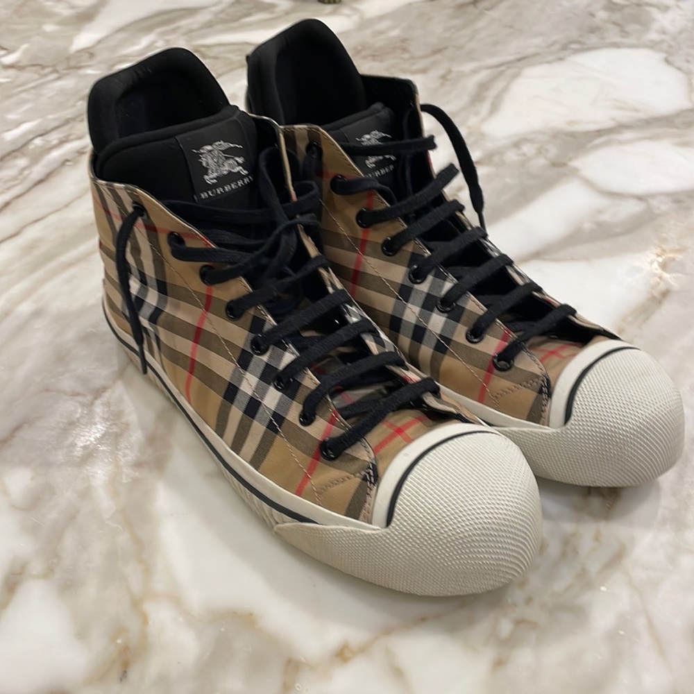 Burberry
Kilbourne Signature Check High-Top Check Sneakers SZ 42 1/2
